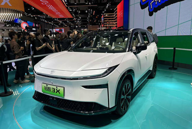 広汽トヨタのＥＶ「ハク智３Ｘ」。同社初の現地開発モデルだ＝15日、広東省広州市