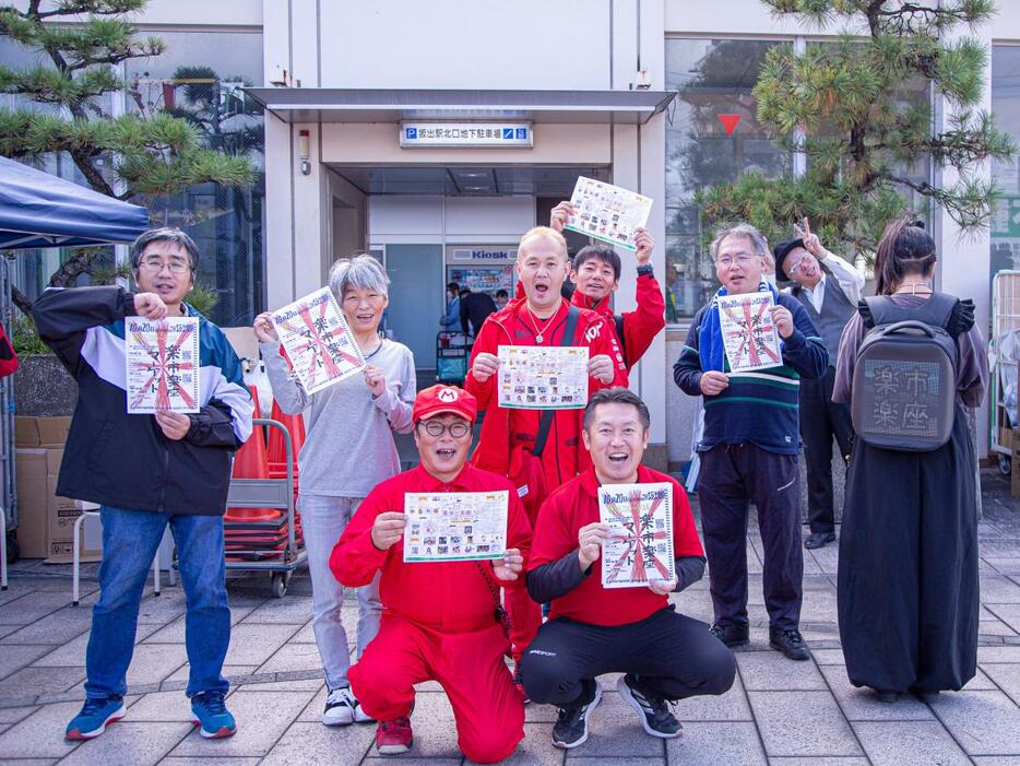 イベントをアピールする「さかいで楽市楽座」運営メンバーら。前列右端が座長の冨田さん