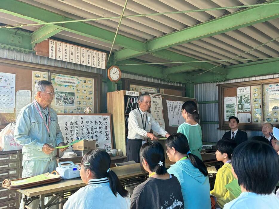 小雨が降る中行われた財光寺農業小学校16期生の修了式