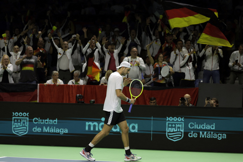 男子テニスの国別対抗戦デビス杯決勝大会は２０日、スペインのマラガで準々決勝を行い、ドイツがカナダを２連勝で下し、ベスト４に進出した。写真はドイツのヤンレナルト・シュトルフ（２０２４年　ロイター）