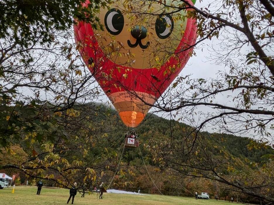 東小学校の児童を乗せて上がる気球