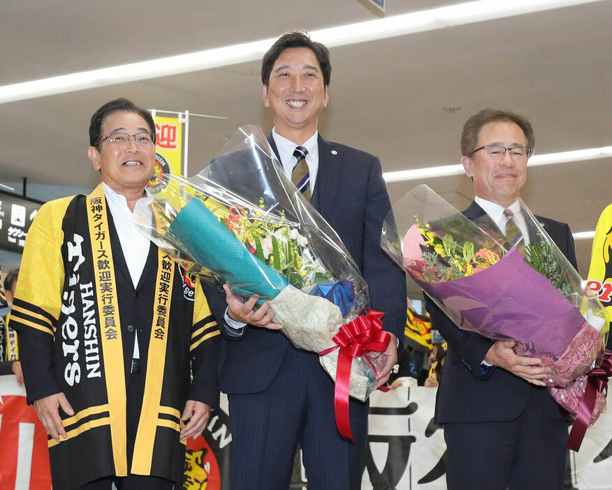 横山幾夫安芸市長（左から２人目）ら安芸市関係者から花束を贈られた阪神・粟井一夫球団社長（右から２人目）と藤川球児監督（中央）（カメラ・谷口　健二）