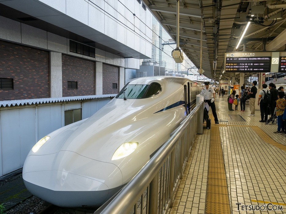 東京駅に停車中の団体臨時列車。N700S J12編成が使用されました