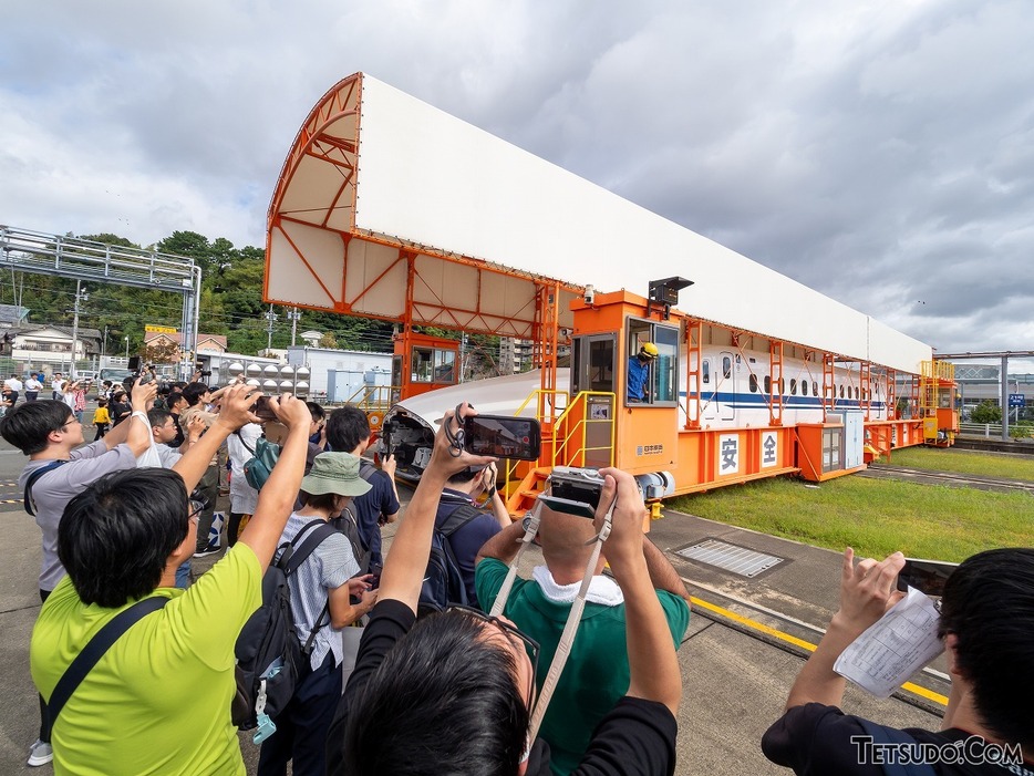 車両を横移動させるための「トラバーサー」の実演