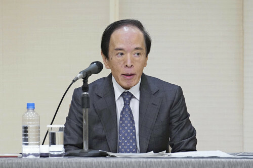 講演する日銀の植田総裁（１８日、名古屋市で）＝代表撮影