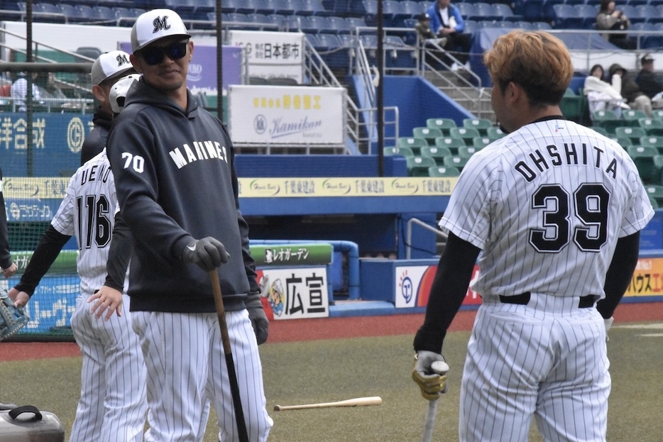 ロッテ・福浦コーチ（左）と大下誠一郎（右）［撮影＝岩下雄太］