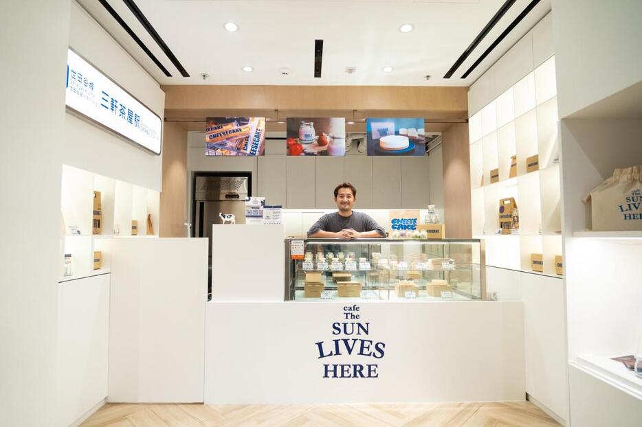 「K11 MUSEA」にオープンしたチーズケーキ専門店「Cafe The SUN LIVES HERE」の様子と、創業者の相良恭平さん