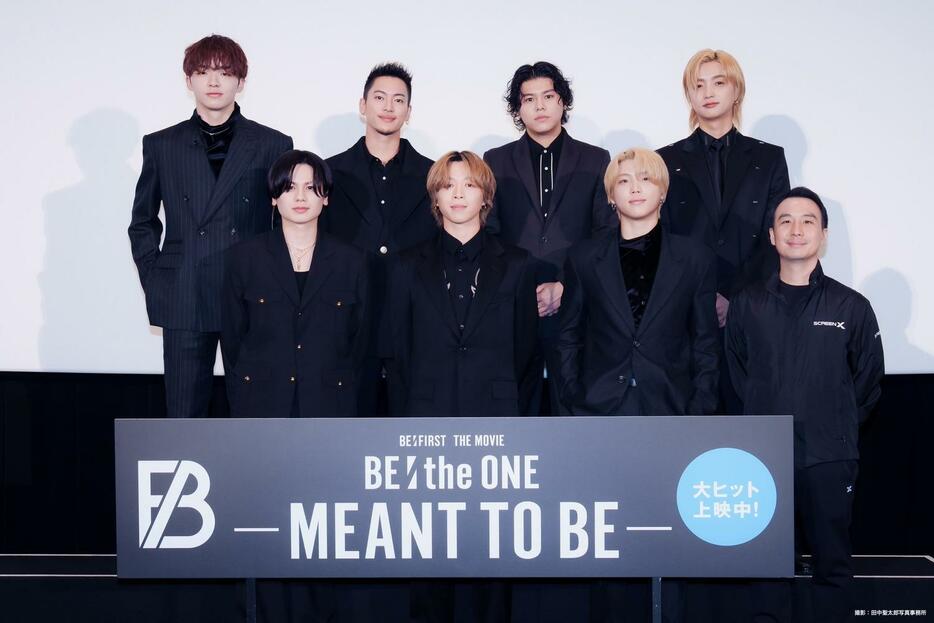 映画「BE：the ONE－MEANT TO BE－」公開記念舞台あいさつに出席したBE：FIRST。前列左からMANATO、SOTA、SHUNTO、オ・ユンドン監督、後列左からRYUHEI、RYOKI、LEO、JUNON