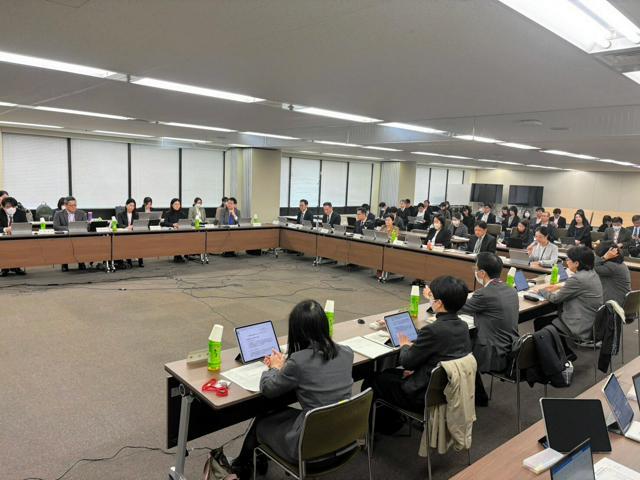 労働政策審議会の雇用環境・均等分科会=2024年11月26日、東京・霞が関の厚生労働省、宮川純一撮影