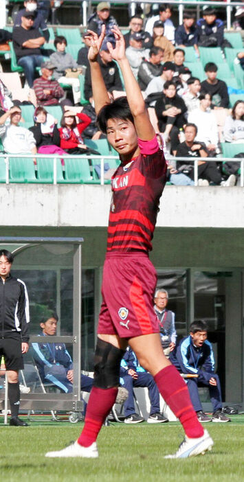 セットプレーでキッカーに手を挙げる浜松開誠館のＤＦ岩崎（カメラ・里見　祐司）