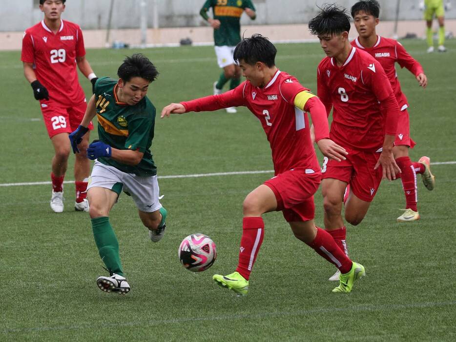 東福岡高の左SB柴田陽仁主将(3年=西南FC U-15出身、右)が相手の攻撃に対応する(Taro YOSHIDA)