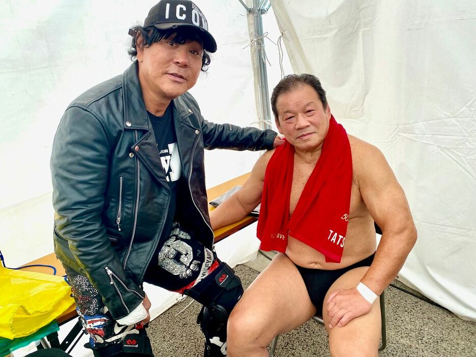 昨年の九州プロレスで同席した大仁田厚（左）と藤波辰爾