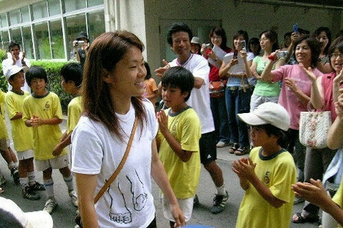 アテネ五輪出場前に東京都府中市内の小学校を訪れ、府ロクＳＣの後輩から応援される澤さん（２００４年７月１０日、府中市で）