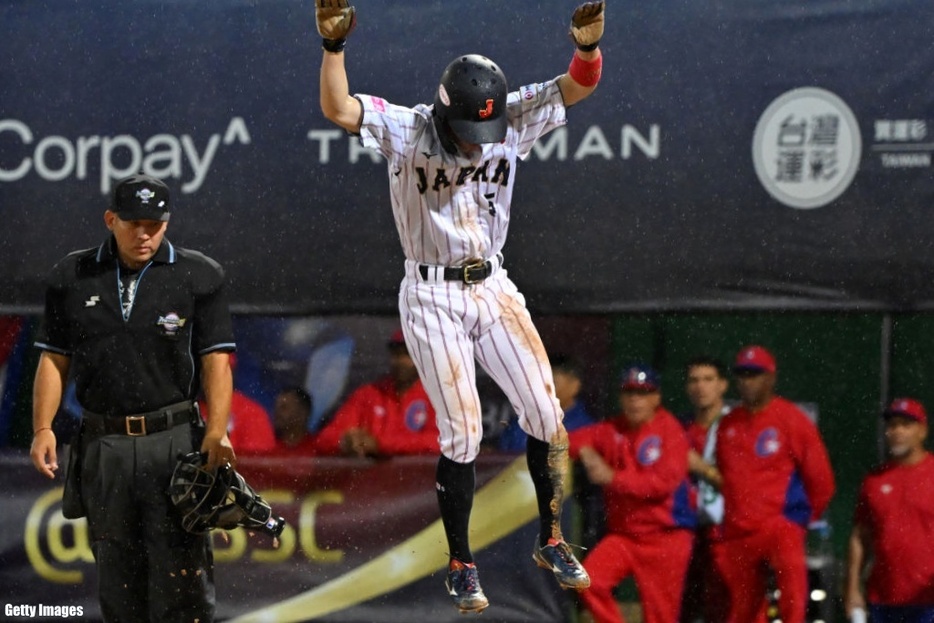 8回裏、栗原の左犠飛で決勝の生還を果たした三走・五十幡