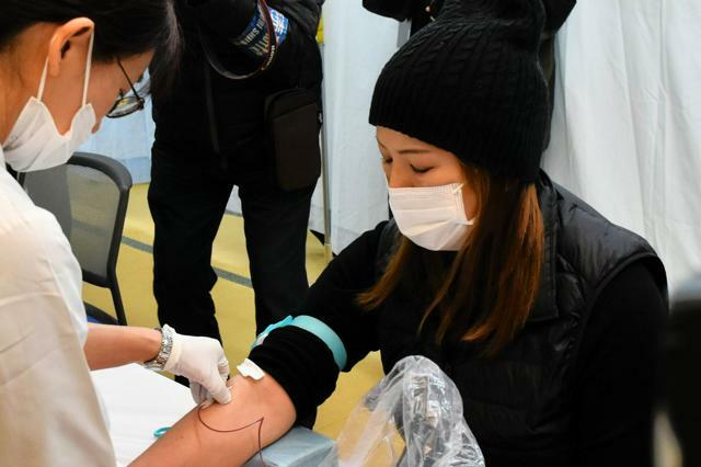 血中濃度検査のため採血する住民=岡山県吉備中央町上田西