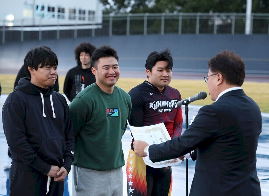 チームスプリントで優勝し、表彰される熊本チームの（左から）伊藤旭、緒方将樹、東矢圭吾