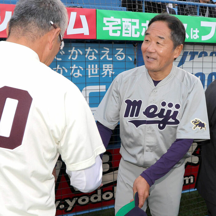 勇退する明大・田中武宏監督（右）は試合後、早大・小宮山悟監督と握手を交わした（カメラ・相川　和寛）