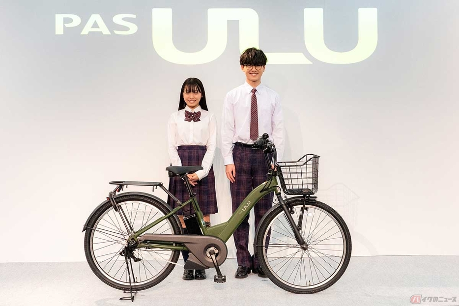 ヤマハの新型電動アシスト自転車「PAS ULU」発表の場では、現役中高生でイメージモデルを務める俳優の稲垣来泉さん（左）と、7人組男性アイドルグループ「THE SUPER FRUIT」の小田惟真さんが登壇し、トークショーも行なわれた