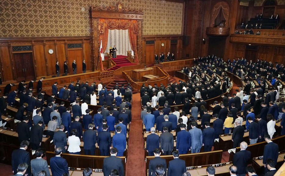 天皇陛下を迎えて開かれた特別国会の開会式＝14日午前、参院本会議場