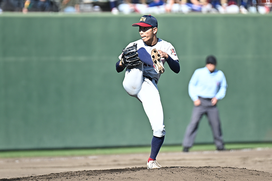 準決勝、横浜戦に先発登板した浦和実・石戸颯汰【写真：中戸川知世】