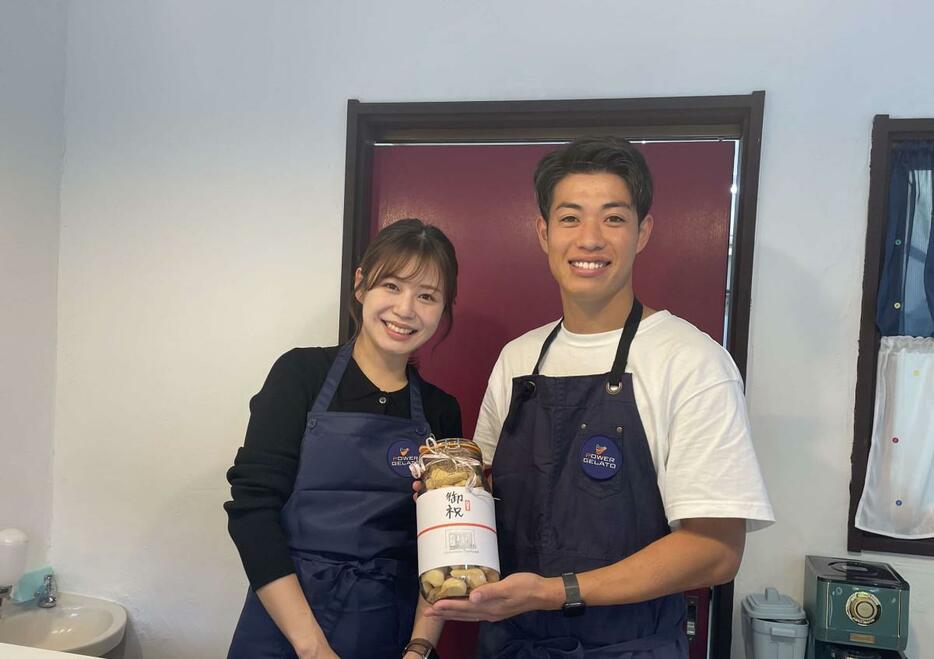 店主の橋本真太郎さん（右）婚約者の佳純（かずみ）さん（左）