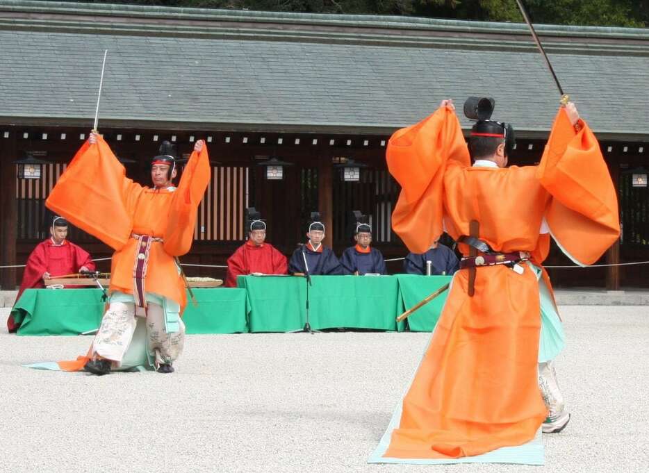 新嘗祭で披露された久米舞＝奈良県橿原市の橿原神宮