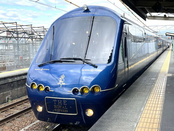 東海道線の菊川駅に停車中の豪華クルーズトレイン「THE ROYAL EXPRESS」（乗りものニュース編集部撮影）