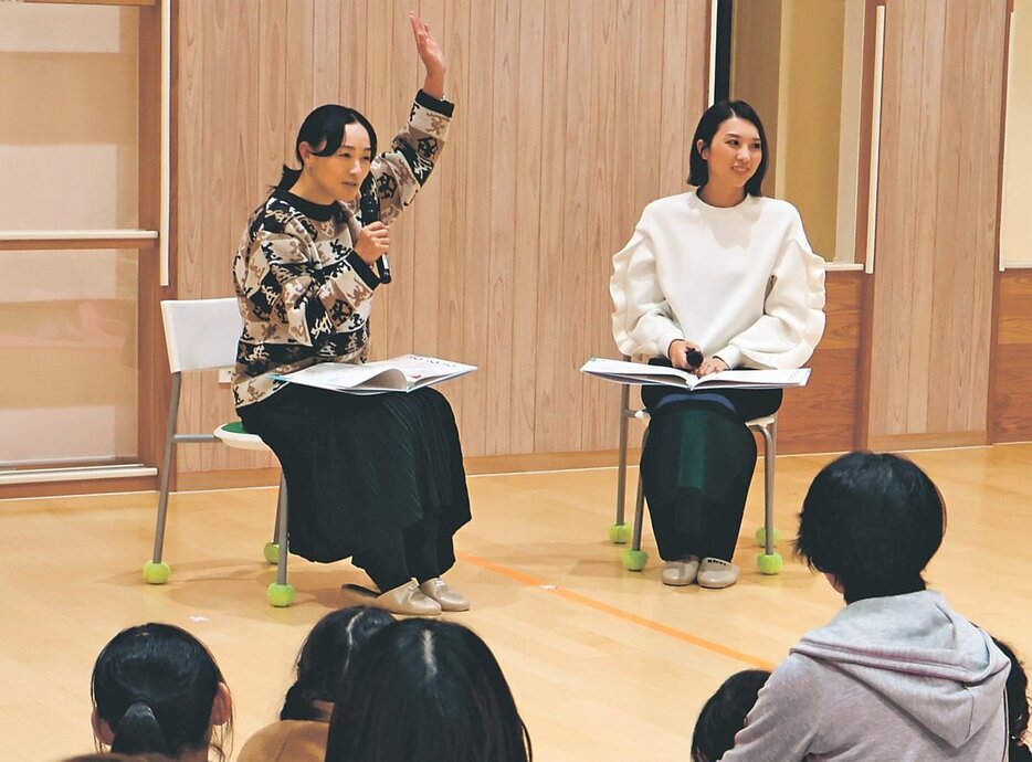 冬に寒くなる理由などを解説する上村さん（左）＝富山市中央児童館