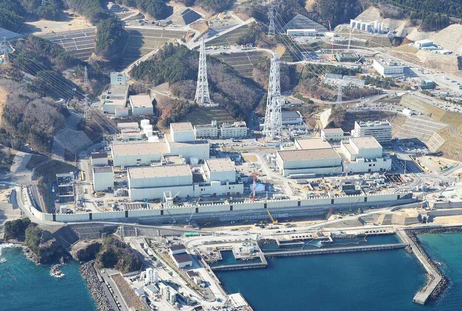 東北電力の女川原発。左手前から2号機、1号機　右は3号機（本社ヘリから、納冨康撮影）