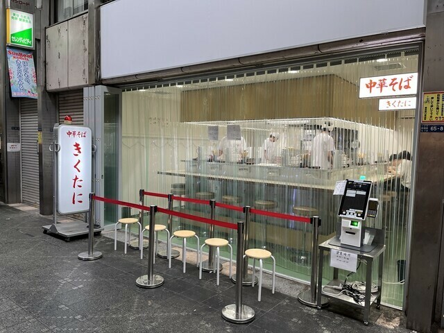 外からも店内が見えます