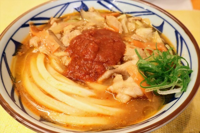 「俺たちのトマト豚汁うどん」（並 920円）　※価格は税込み