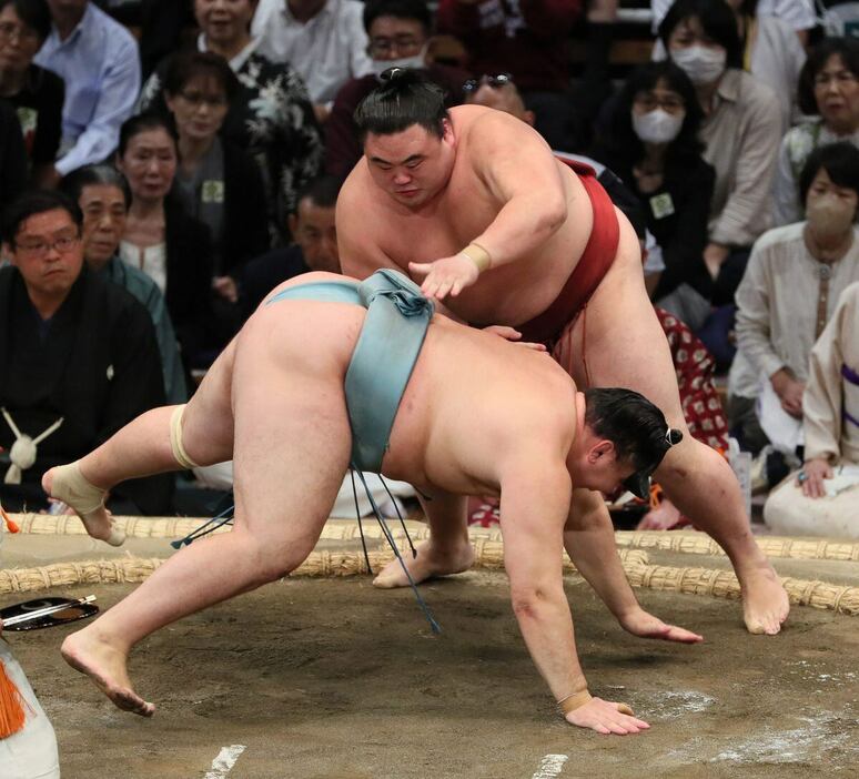 隆の勝（奥）は欧勝馬を下して５連勝＝福岡国際センター（撮影・渋井君夫）