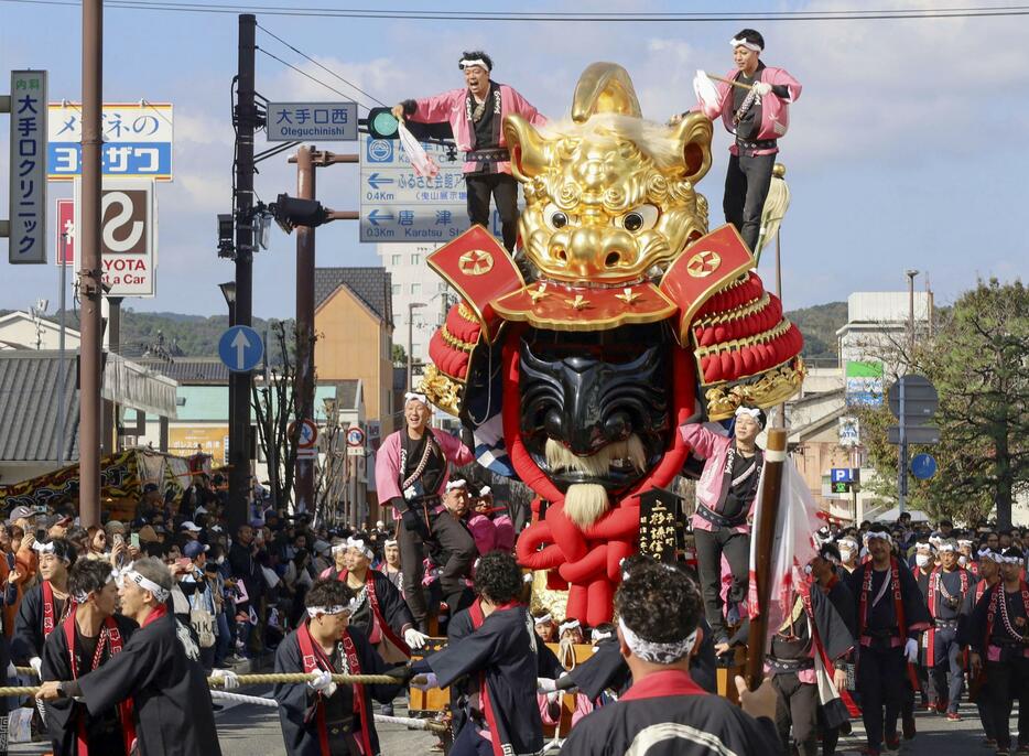 「唐津くんち」で市街地を巡行する曳山＝3日午前、佐賀県唐津市