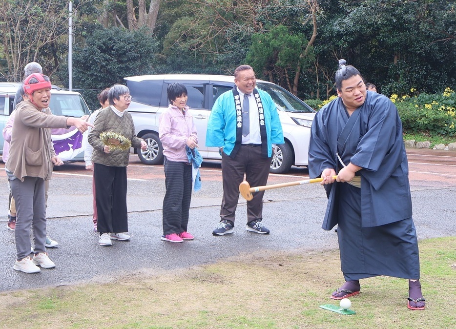 利用者とグラウンドゴルフで交流する平戸海関（右端）＝平戸祐生園