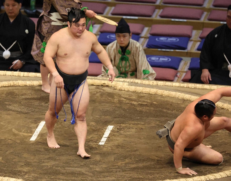 ＜九州場所2日目＞翠桜（右）を下手投げで破る炎鵬（撮影・成瀬　徹）　　