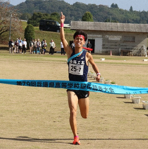 フィニッシュテープを切る西脇工の田中颯真選手＝兵庫県丹波篠山市の県立篠山鳳鳴高校で2024年11月3日午後0時15分、岸桂子撮影