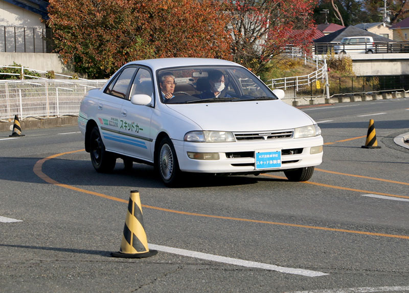 スキッドカーで車の横滑りなどを体験する参加者