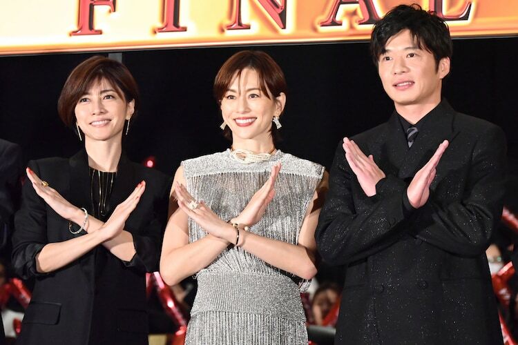 「劇場版ドクターX FINAL」完成披露試写会にて、左から内田有紀、米倉涼子、田中圭