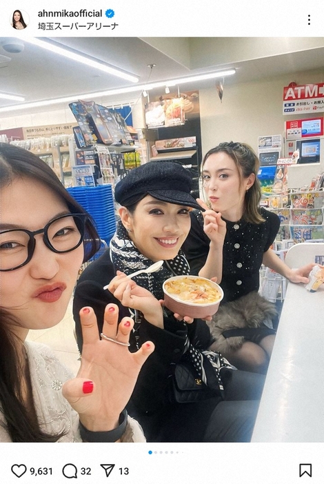 アンミカのインスタグラム（@ahnmikaofficial）より　左からCRAZY COCO、アンミカ、エミ・マイヤー