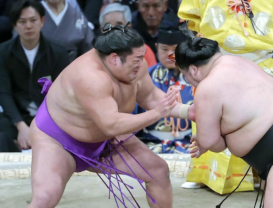 尊富士（左）が明生を攻め、押し倒しで破る（カメラ・豊田　秀一）