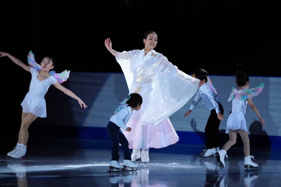 パフォーマンスをする浅田真央さん（撮影・小海途　良幹）