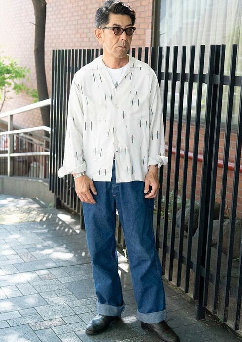 Tシャツ、デニム、ブーツ＝すべて古着　眼鏡＝ジュリアスタートオプティカル