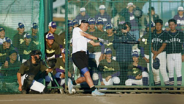 母校の愛工大名電高野球部を指導するイチローさん(写真：時事)