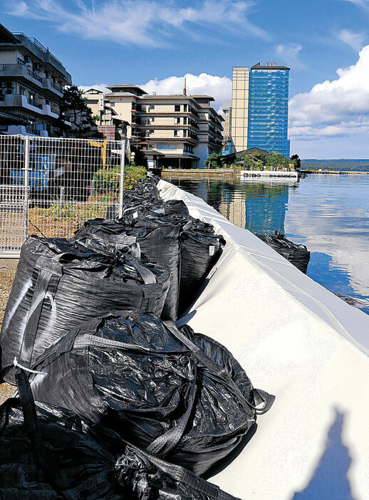 地震で損壊し、土のうが積まれている護岸＝９月、七尾市和倉温泉