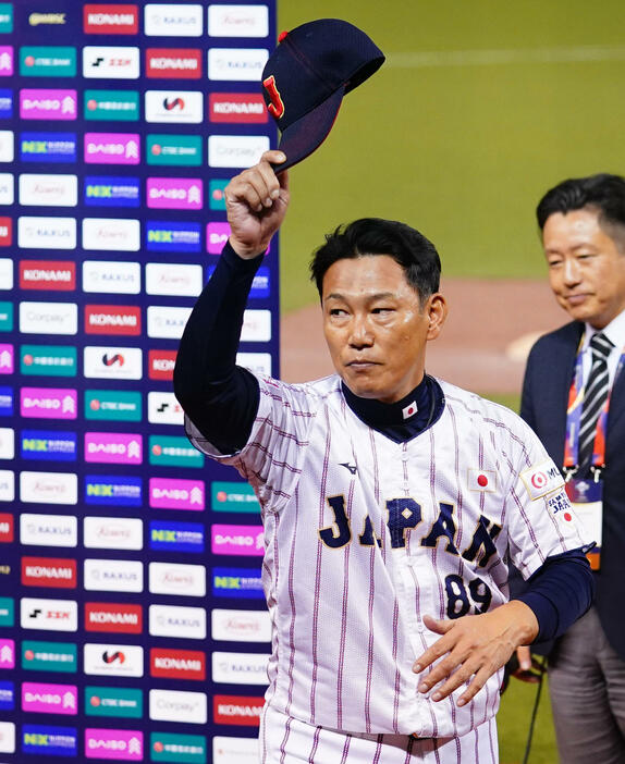 日本対韓国　韓国に勝利し声援に応える井端監督（撮影・横山健太）