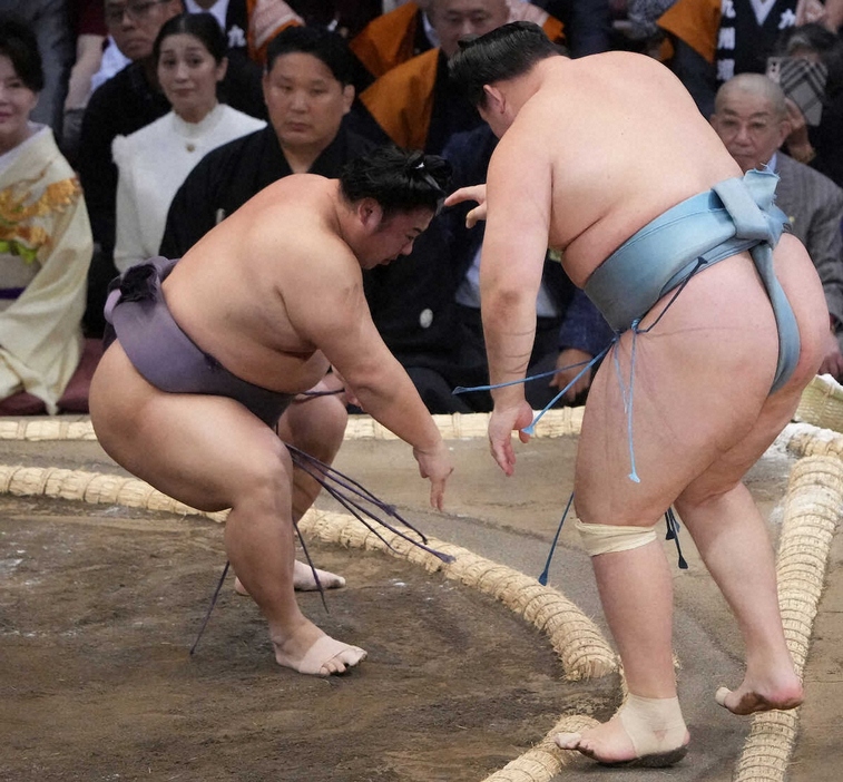 ＜大相撲九州場所初日＞欧勝馬（右）を押し出しで破る翔猿（撮影・岡田　丈靖）