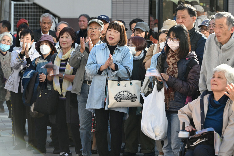 兵庫県知事選の候補者の訴えを聞く有権者ら＝兵庫県川西市で2024年11月9日午後2時38分、大西岳彦撮影（画像の一部を加工しています）