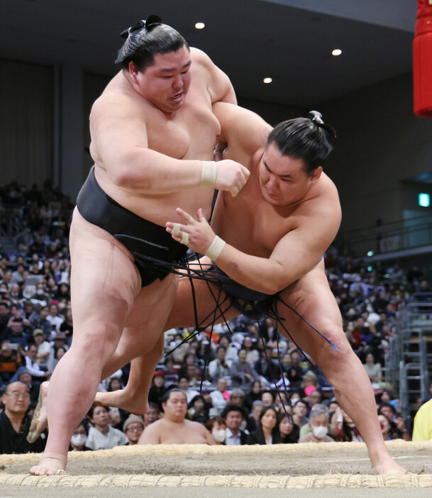 大相撲九州場所１２日目。豊昇龍（右）は正代を寄り切りで下す＝２１日、福岡国際センター