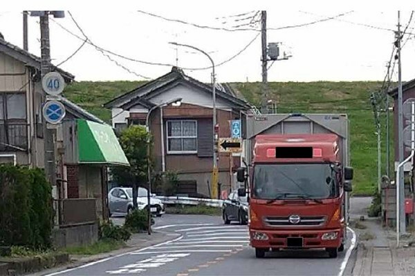 狭隘な野田市関宿の市街地をゆく境杉戸線の現道。関宿橋から市街地へ向かう際に急カーブがある（画像：千葉県）。