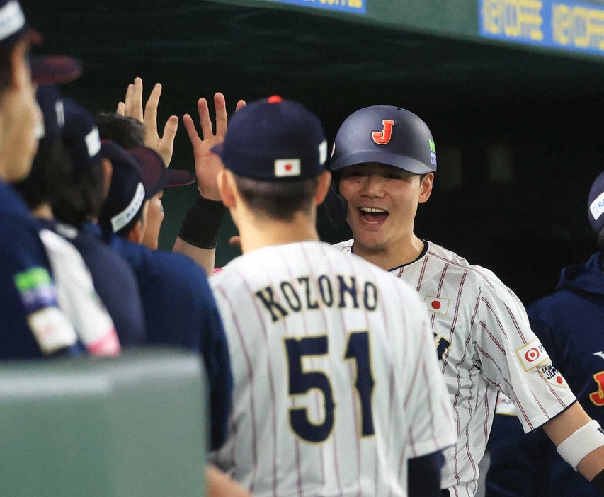 ＜日本・台湾＞5回、2点適時三塁打の清宮はベンチでナインと喜び合う　（撮影・西川祐介）